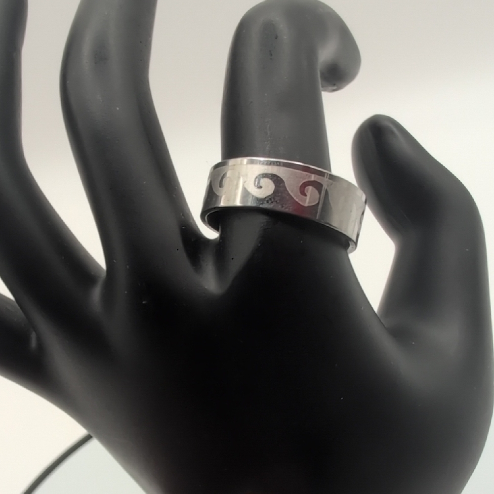 NWOT Elegant Silver toned Swirl Waves Ring Stainless Steel